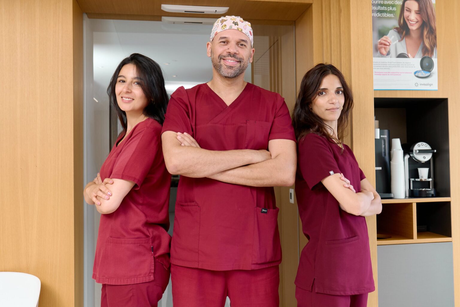 Un père et sa fille se brossent les dents