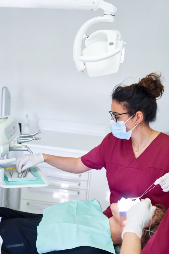Hygiéniste dentaire en soin dans une salle de la clinique