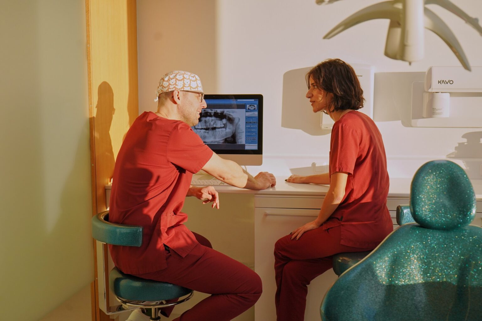 Deux praticiennes de la clinique Aura en consultation