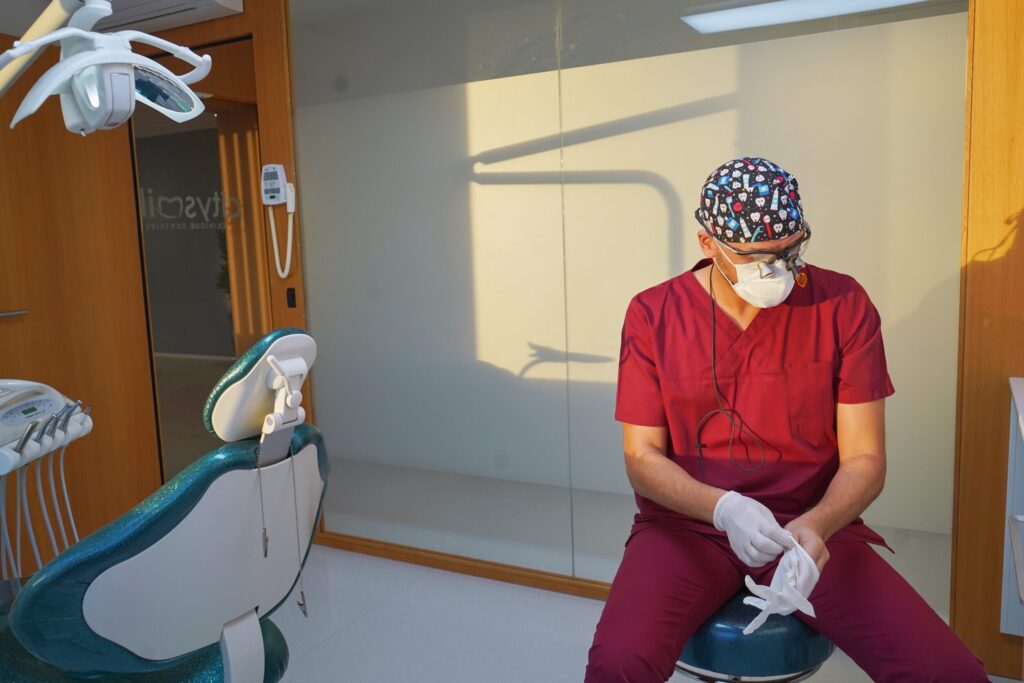 Médecin-dentiste dans une salle de soins de la clinique