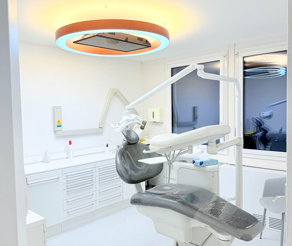 Treatment room with a ceiling-mounted screen
