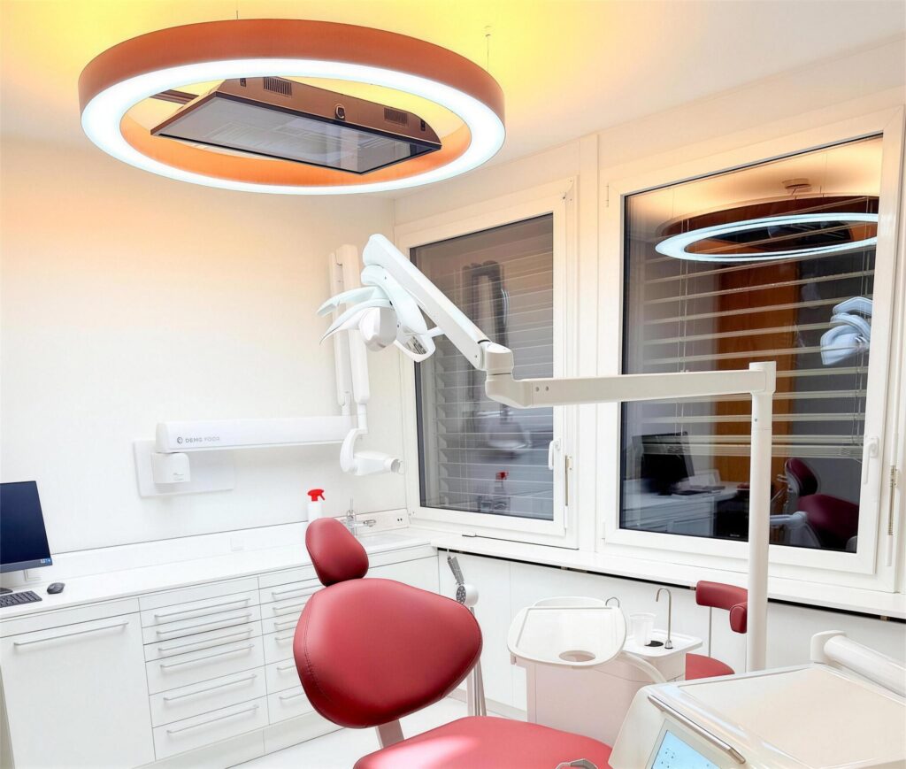 Salle de soins lumineuse avec écran au plafond